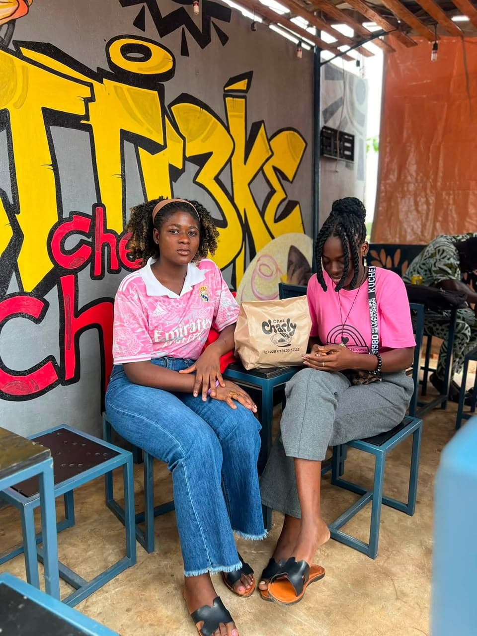 Clientes avec leur commande à emporter Chez Charly