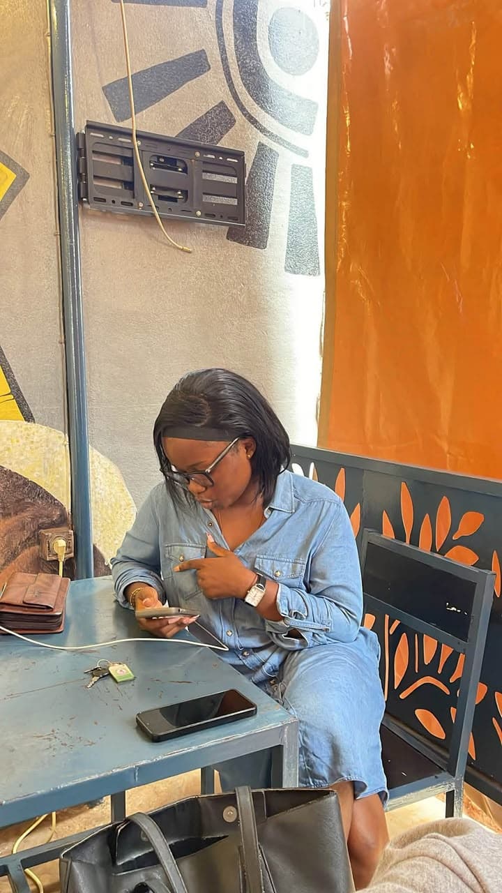 Cliente attablée Chez Charly