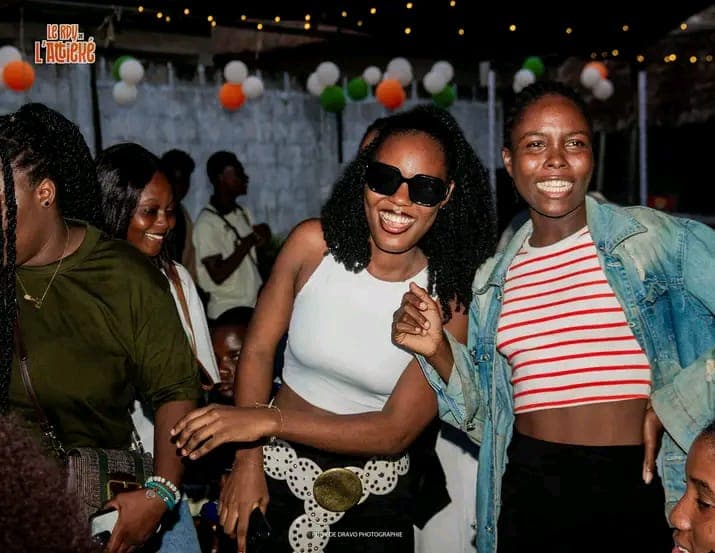 Groupe d'amies souriantes à la soirée