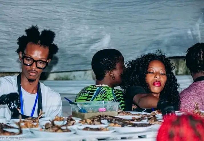 Table conviviale autour des grillades