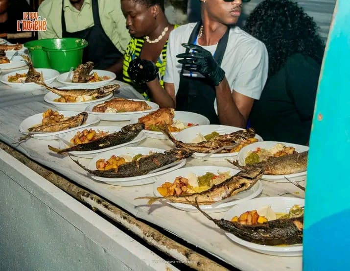 Poissons braisés servis aux invités